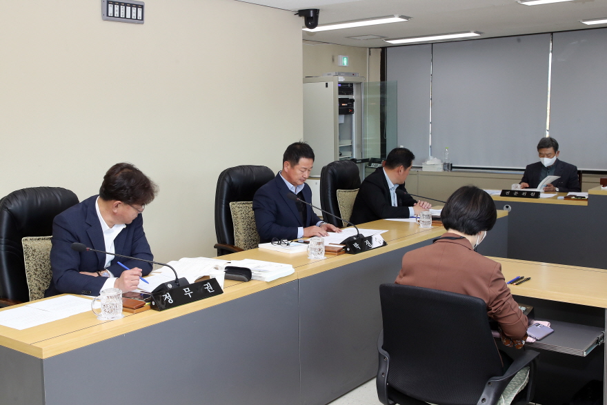 20221104 제239회 밀양시의회 임시회 산업건설위원회 (3).jpg